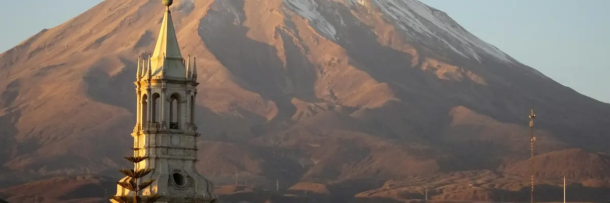 El volcán Misti nevado detrás de la torre de la catedral