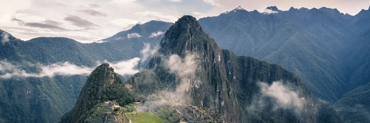 Las ruinas de Machu Picchu entre montañas y niebla
