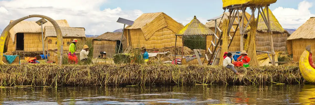 Las islas flotantes de totora de los Uros en el lago Titicaca