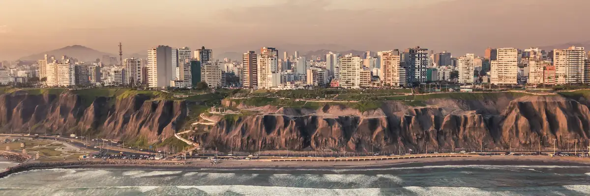 El malecón de Miraflores sobre los acantilados y el mar, al atardecer